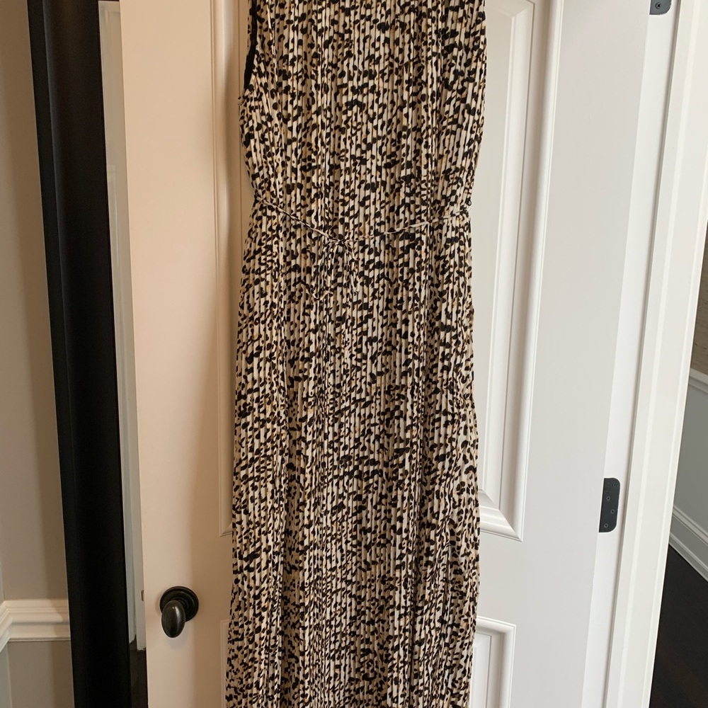 Sundress in classic leopard print, tie belt.
